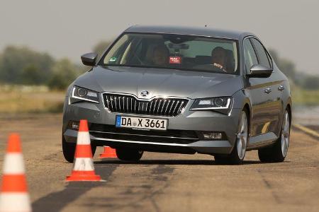 Skoda Superb 2.0 TDI, Slalom, Frontansicht