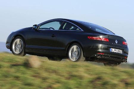 Die markant gezeichnete Heckpartie mit den zwei Endrohren ist die Schokoladenseite des 4,64 Meter langen Renault Coupés.