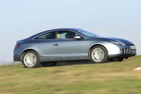 Auch wenn dem Zweiliter-Turbo-Coupé der Topmodell-Status fehlt: Optisch steht der Vierzylinder dem V6 nicht nach.