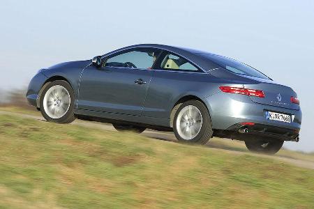 Das bei Renault 4Control genannte System verleiht dem mit 4,64 Meter Länge und 1,81 Meter Breite durchaus stattlichen Coupé ...