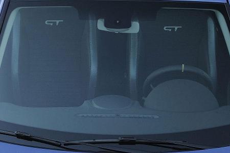 ... die Sportsitze mit gesticktem GT-Logo den sportlichen Charakter des Neuzugangs in der Clio-Familie.