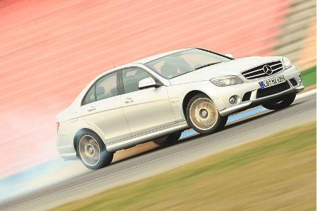 Bei verhaltenem Gasfuß neigt der C 63 nur leicht zum Untersteuern.