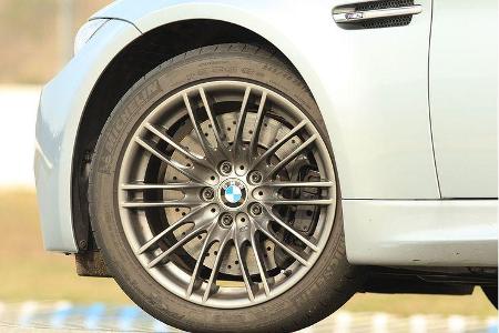 Der BMW steht auf 235/40er vorn und 255/35er 18-Zöllern hinten.