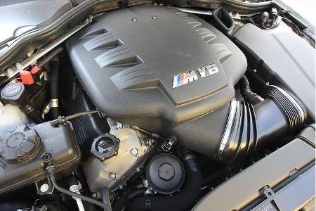 Mit 3.999 cm³ Hubraum fällt der BMW-Achtzylinder auch kleiner aus.