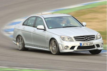 Der AMG eine Fabelzeit in den Asphalt. 4,5 Sekunden sagt die Werksangabe, deren 4,4 für den Satz auf Tempo 100 die messtechn...