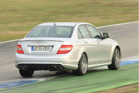 Im Vergleich zu den Bremsleistungen des M3 gerät der C 63 trotzdem in Rückstand. Die Einkolben-Faustsattel-Variante des Münc...