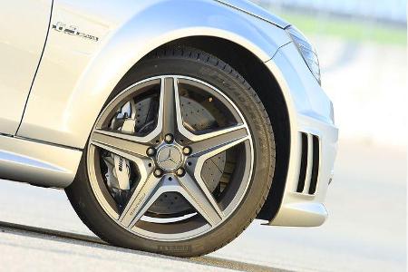 18 Zöller geben auch dem Mercedes den nötigen Bodenkontakt.
