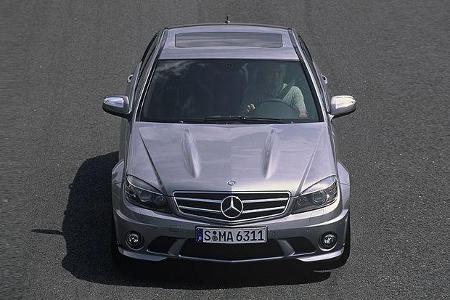 Unter den markanten Powerdomes auf der Motorhaube schlägt das Herz des C63.