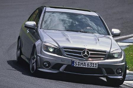 ...der neu konzipierten Dreilenker-Vorderachse.