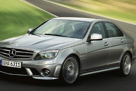 Der jeweils aktivierte ESP-Zustand wird im Zentral-Display des AMG-Kombi-Instruments angezeigt.