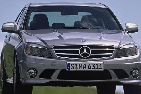 Breitere Kotflügel unterstreichen den sportlichen Auftritt.