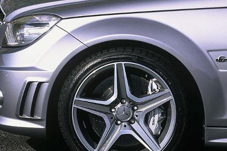 In den Radhäusern drehen sich 18 Zoll große Leichtmetallräder. 19 Zöller gibt es optional.