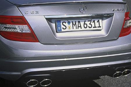 Das Heck zieren zwei verchromten Doppelendrohre mit einem Diffusoreinsatz dazwischen.