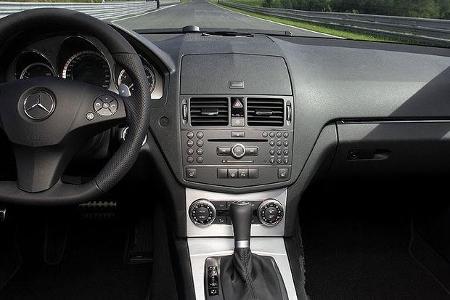 Mittelpunkt des Kombi-Instruments ist das Zentral-Display mit vielfältigen Anzeigefunktionen, wie Motoröl oder Racetimer.