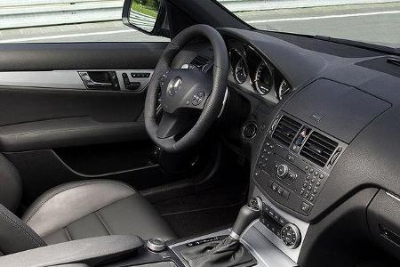 Geschaltet werden die sieben Gänge des Automatikgetriebes mittels Paddels am Sportlenkrad.