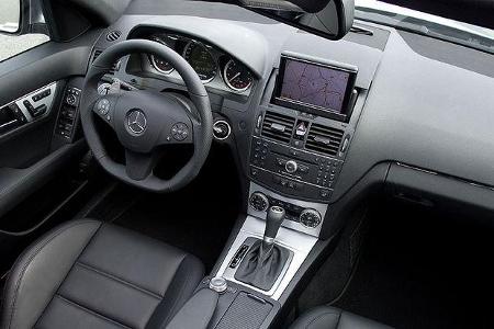 Das AMG-Performance-Lenkrad im Dreispeichendesign misst 365 Millimeter im Durchmesser.