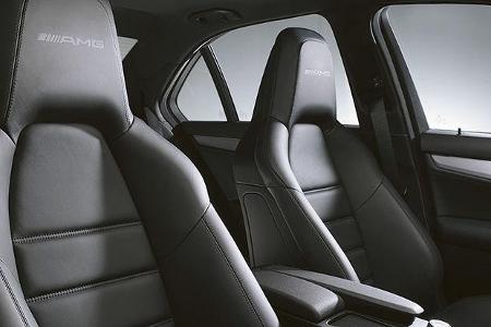 In der ersten Reihe sitzen Sportsitze mit integrierten Nackenstützen.