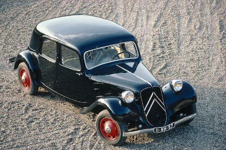 Citroen 11 CV - schwarz mit roten Felgen
