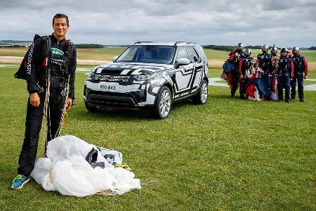 Land Rover Discovery Bear Grylls Fallschirmsprung (2016)