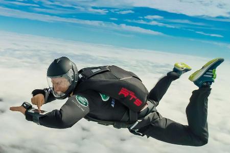 Land Rover Discovery Bear Grylls Fallschirmsprung (2016)