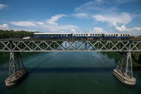 Land Rover Discovery Sport zieht 1000-Tonnen-Zug ber Rheinbrcke