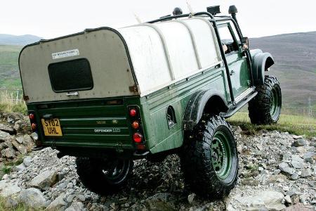 Die Achsen ­müssen gekürzt und neu ­verschweißt werden. Dafür braucht es dann wiederum neue Steckachsen, die Hughie bei eine...