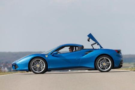 Ferrari 488 Spider, Seitenansicht, Verdeck öffnet