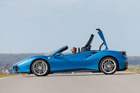 Ferrari 488 Spider, Seitenansicht, Verdeck öffnet