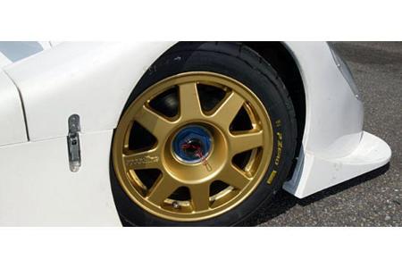 Das Fahrwerk ist in der Höhe einstellbar und wird über doppelte Dreieckslenker geführt. Die Bremsanlage hinter den Zentralve...