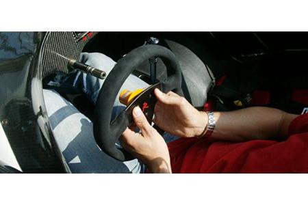 Ein Elektronik-Display mit Schaltlampen für das sequenzielle Getriebe und