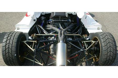 Der 205 PS starke Vierzylinder liegt quer vor der Hinterachse und dreht bis maximal 10 500 Touren.