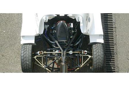 Der 205 PS starke Vierzylinder liegt quer vor der Hinterachse und orgelt bis auf 10500 Touren hoch