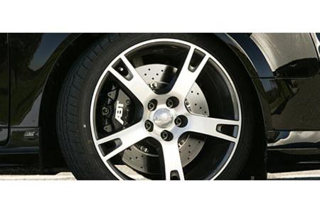 Volles Programm: Der AS4-R steht auf sehr eleganten 19-Zöllern, , hinter denen an der Vorderachse die Bremsanlage des aktuel...