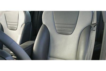 Die Recaro-Sitze passen stimmig ins Bild, ebenso wie die satt klingende Auspuffanlage