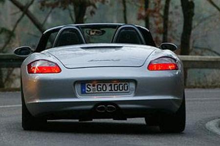 Der neue Porsche Boxster S wartet mit rennwagenähnlichem Fahrverhalten auf. Die Seitenneigung ist selbst im Normalmodus des ...