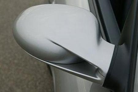 Der Windsplitter an den Außenspiegeln reduziert die Fahrgeräusche