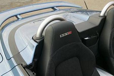 Heckflügel und Überrollbügel sind beim SRT-6 ständig präsent