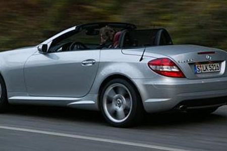 Zierlich, elegant, sportlich, komfortabel: Wer auf Bestzeiten auf der Rennstrecke verzichten kann, findet im Mercedes SLK 35...