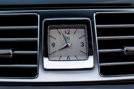 Mercedes CLS 400, Uhr
