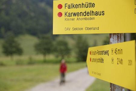 ams 1914, BMW 2er Active Tourer, Straßenschild