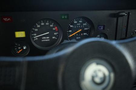 BMW M1, Rundinstrumente