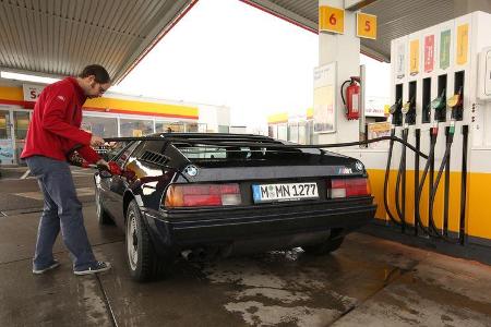 BMW M1, Tankstelle