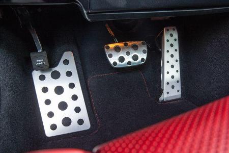 Lexus RC F, Pedalerie