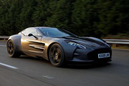 Der Aston Martin One-77 - hier auf den ersten Testfahrten im Jahr 2009 - erhält eine Verbundbremsanlage.