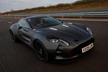 Der Supersportler verfügt über eine Trockensumpfschmierung, um den Motor auch bei hohen Querbeschleunigungen mit Öl zu verso...