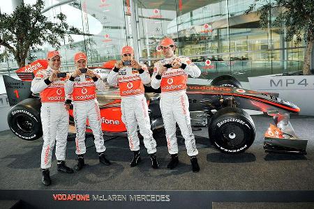 Die Piloten Hamilton, Kovalainen, Paffet und de la Rosa erlaubten sich auf der Präsentation einen Spaß mit den Fotografen.