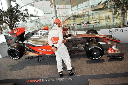 Der letztjährige Champion Lewis Hamilton begutachtet sein neues Arbeitsgerät.