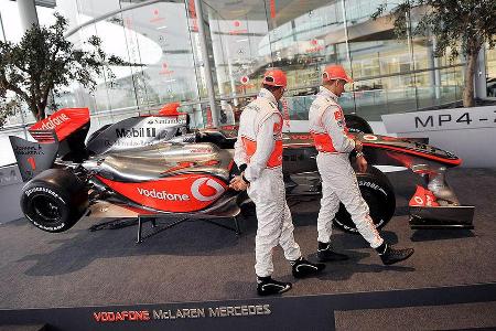 Neben den beiden Stammpiloten greifen dann auch die Testfahrer Garry Paffett und Pedro de la Rosa ins Lenkrad.