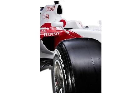 Die Fahrer müssen sich an das Fahren mit profillosen Slicks gewöhnen.