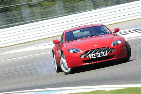 Die Anlagen des V8 Vantage lassen eine exakte Einhaltung der Ideallinie zu und Raum für fahrdynamische Spaßeinheiten.